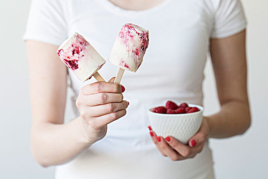 女人,拿着,树莓冰淇淋,棍,碗,新鲜,树莓