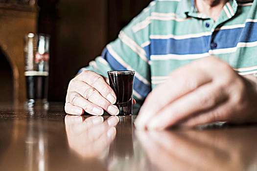 一个,男人,拿着,玻璃杯,传统,酒吧,汉堡市