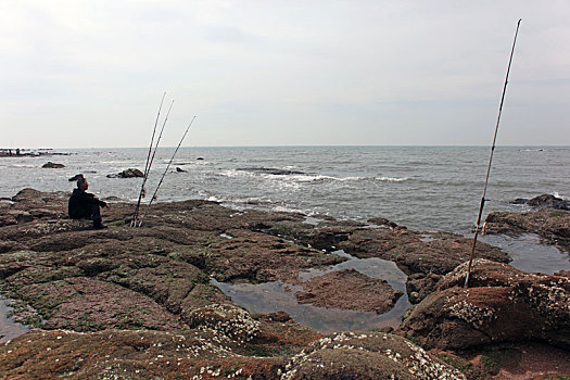 青岛海滨垂钓者