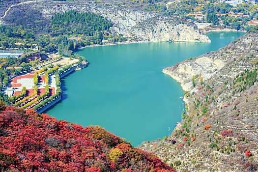 秋季群山环抱中的湖泊,山东青州灵泽湖
