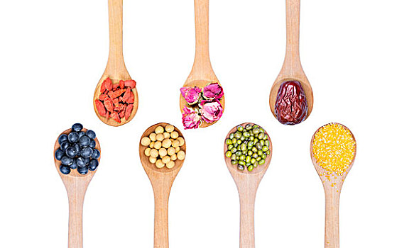 不同的豆类喝谷物,以及枸杞,大枣和玫瑰花苞在一个木勺中