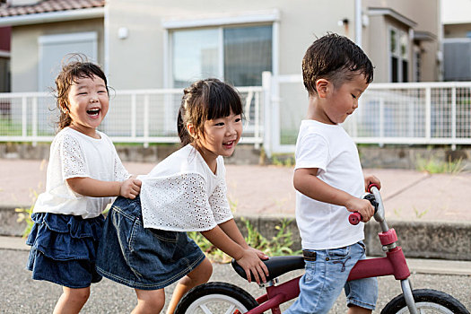 头像,两个,日本人,女孩,男孩,玩,街上,自行车,看镜头,微笑