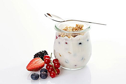 玻璃,勺子,牛奶什锦早餐,酸奶,浆果,红醋栗,蓝莓,草莓,黑莓