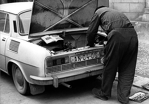 男人,修理汽车,指示,70年代,精准,地点,未知,捷克共和国,欧洲