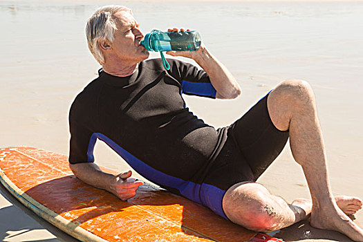 老人,饮用水,坐,冲浪板,海滩