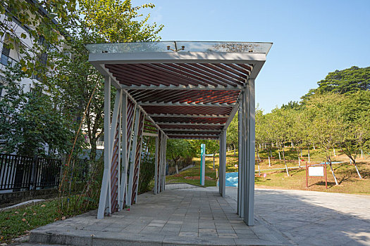 广州生物岛冬天现代化的写字楼和研究基地及宽阔的马路与绿化