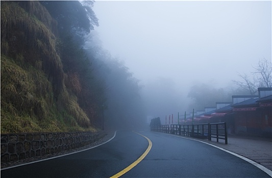 雾天的公路