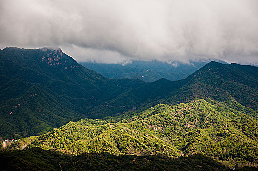 厚厚云层下的山峰