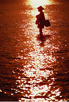 剪影,人,站在水中,沙努尔,海滩,日落,巴厘岛,印度尼西亚