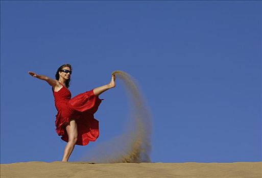 女孩,红裙,沙滩,沙丘,踢,沙子