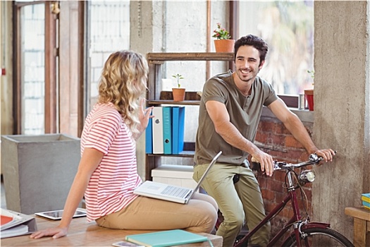 骑自行车,讨论,同事,办公室