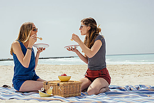 两个,美女,朋友,吃,野餐,海滩