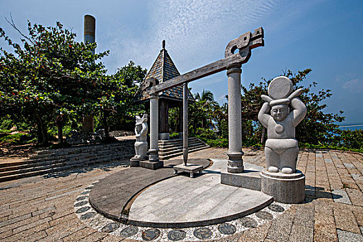 海南陵水分界洲岛观海亭日月海童与金箍棒雕塑
