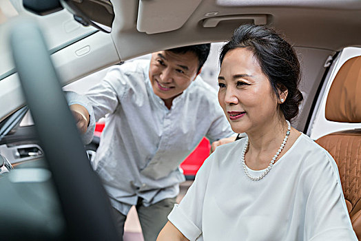 老年夫妻试驾汽车