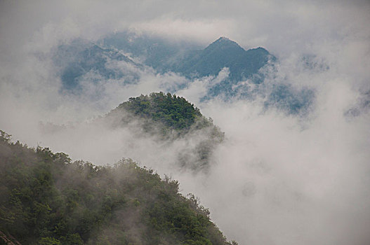 雾气弥漫的山峰