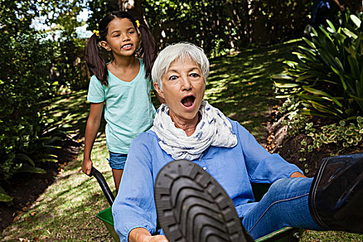 女孩,推,祖母,坐,手推车,后院