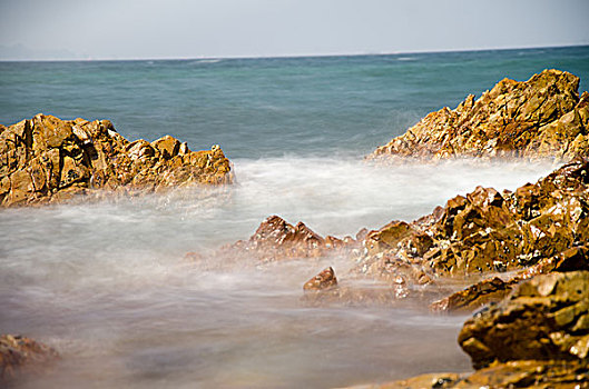 海岸线的岩石