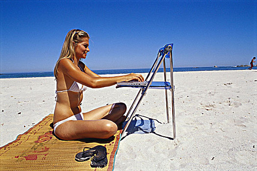 侧面,女青年,工作,笔记本电脑,海滩