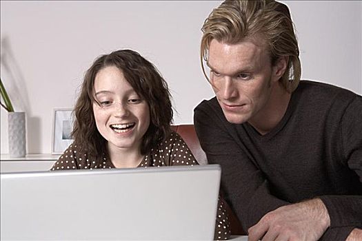 父亲,女儿,笔记本电脑