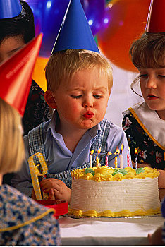 小男孩,吹灭,生日蛋糕,蜡烛