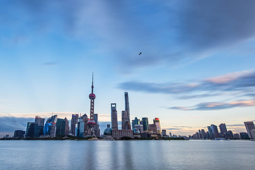 夕阳下的上海陆家嘴金融中心的高楼大厦cbd建筑群