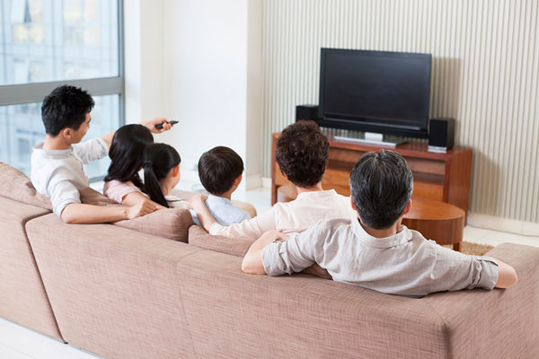 一家人看电视图片