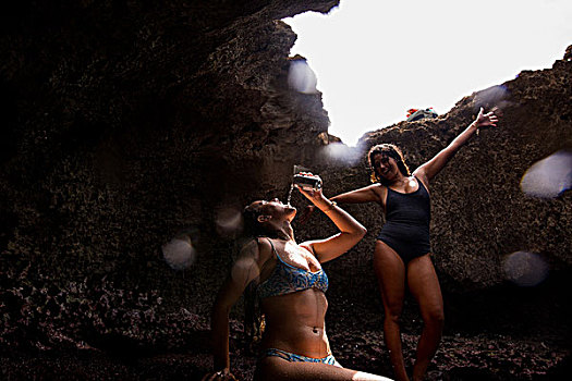 朋友,洞穴,穿,泳衣,姿势,瓦胡岛,夏威夷,美国