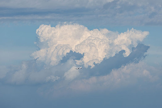 飞机飞过云朵