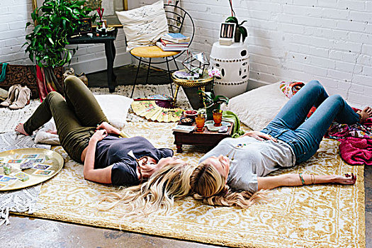 两个女人,躺着,地面,房间,垫子