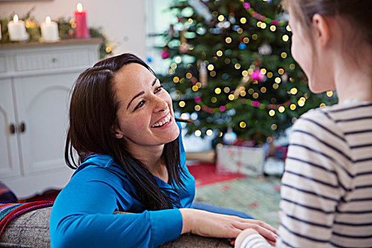 微笑,母亲,交谈,女儿,圣诞节,客厅