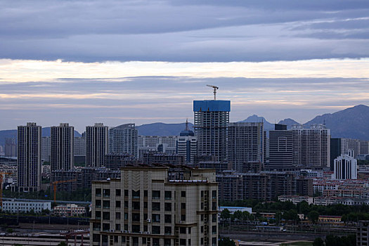 山东省日照市,春夏之交天气多变,云雾变化多端笼罩城市