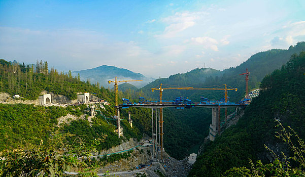 重庆酉阳,雾气骄阳美乡村