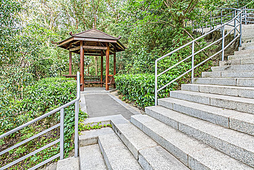 公园无人楼梯台阶和休息的亭子