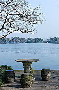 西湖边的休闲石桌石凳