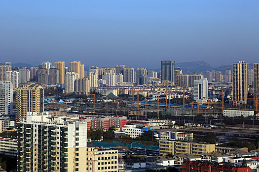 山东省日照市,风雨过后是晴天丽日,实拍晨曦里的海边小城