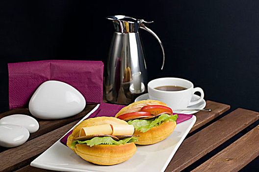 两个,三明治,白色背景,瓷盘,茶杯,热水瓶,桌上