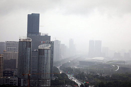 山东省日照市,港城遭倾盆暴雨侵袭,气象部门提醒市民减少外出