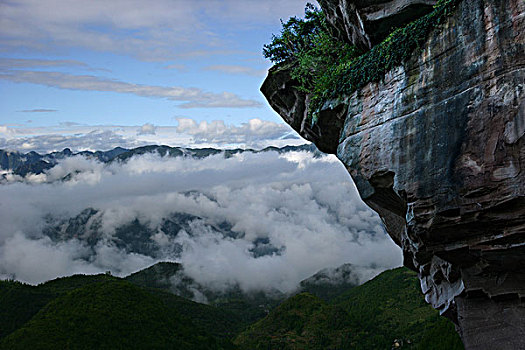 重庆合川龙多山悬崖峭壁岩石