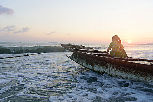 海边渔船小姑娘