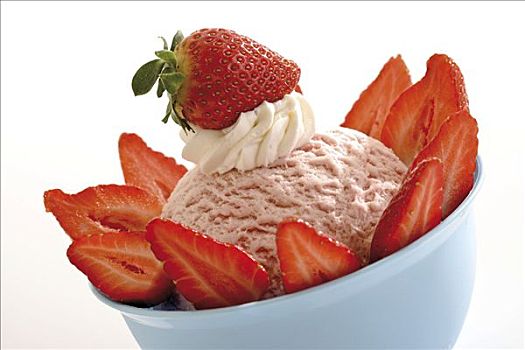 草莓冰激凌,圣代冰淇淋,泡沫奶油,草莓
