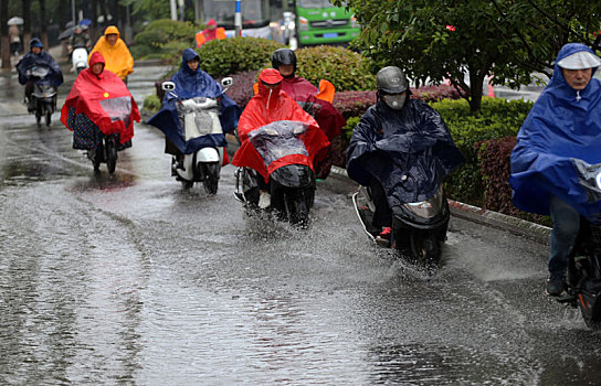 雨中路面积水