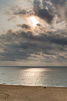 海南的海滨沙滩,蓝天和云朵