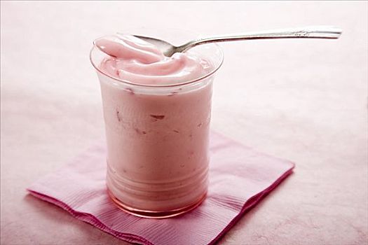 草莓酸奶,勺子