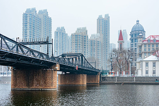 中国天津海河金汤桥冬季雪景