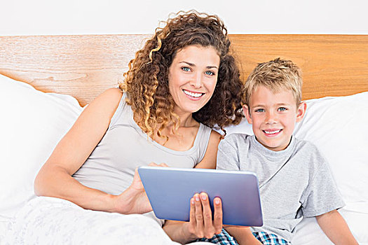 微笑,母亲,儿子,坐,床,平板电脑
