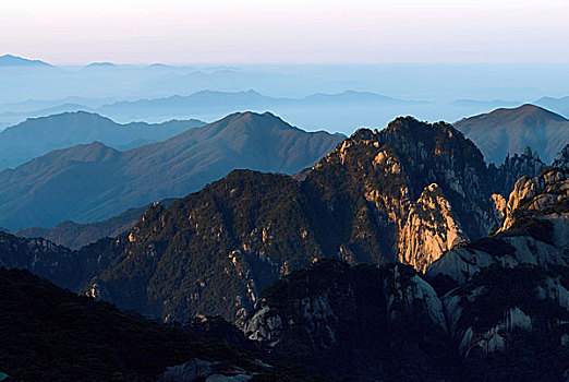 日出时的太阳照在山峰上