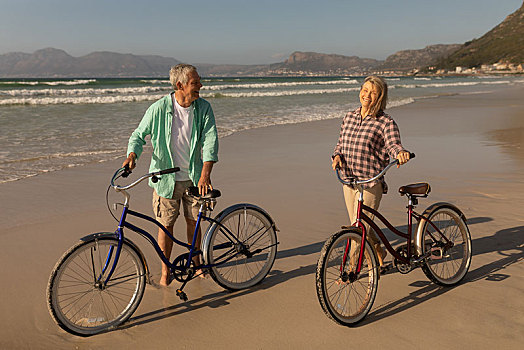 老年,夫妻,站立,自行车,海滩