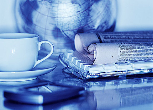 咖啡杯,电脑键盘,报纸,地球