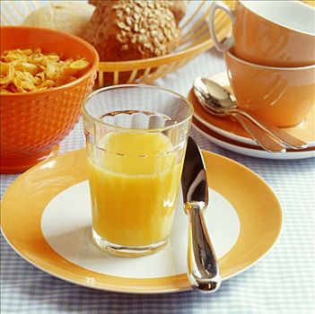 橙汁,玉米片,谷物面包,早餐