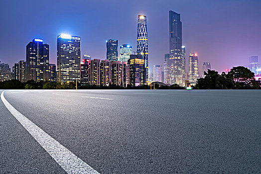 道路沥青路面和广州摩天大楼